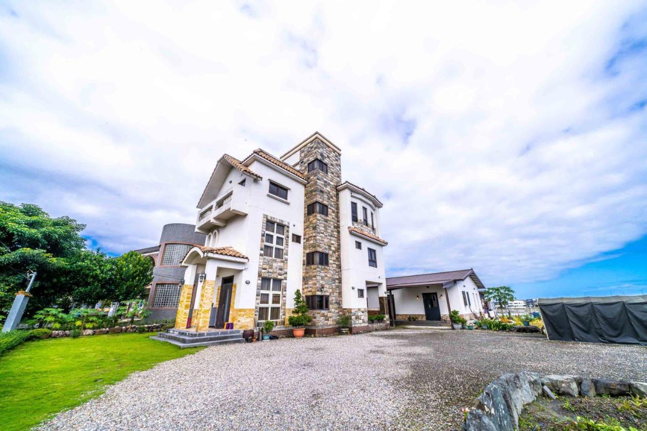 Aurora Castle Guest House Luodong Luaran gambar